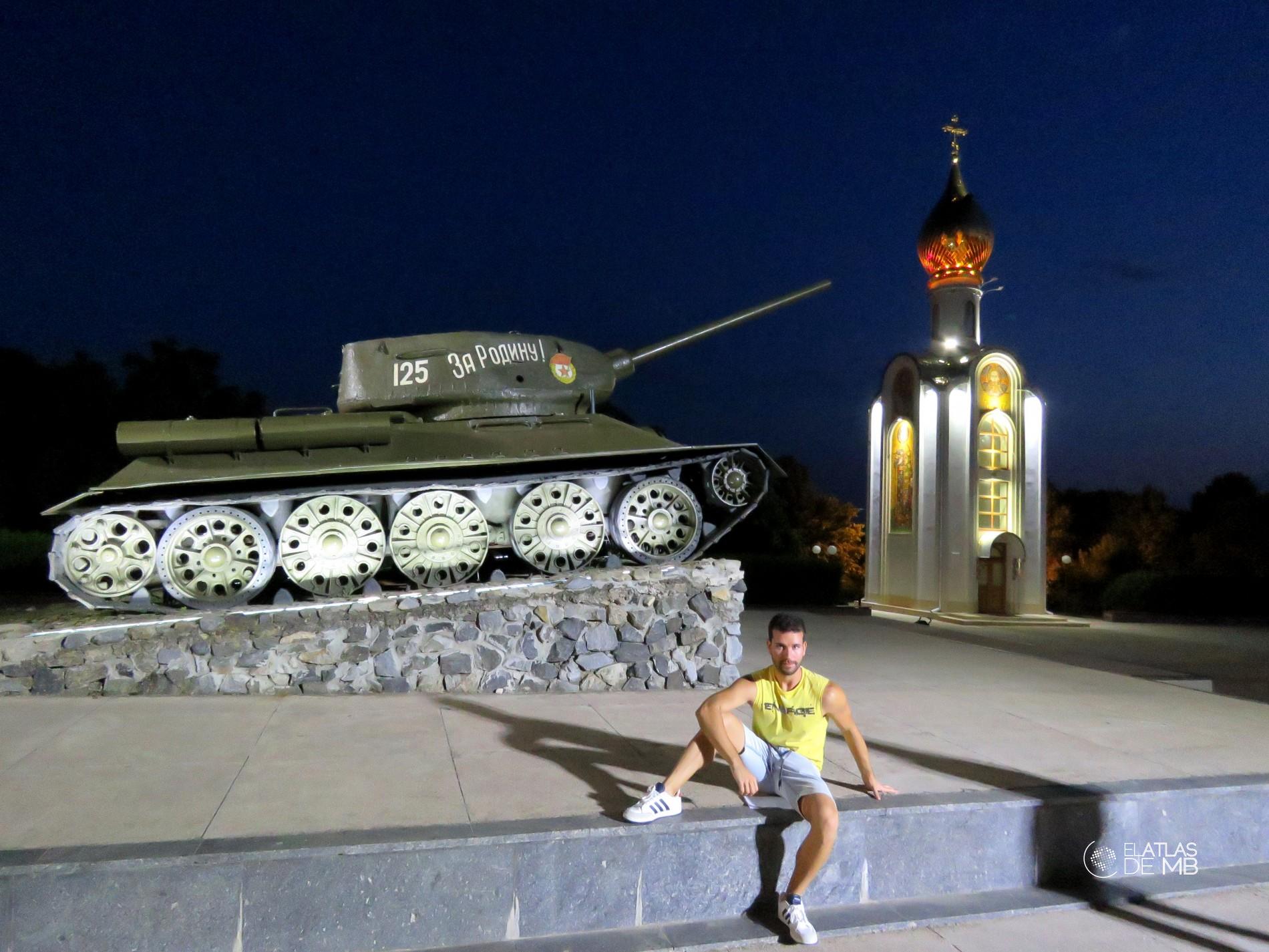T-34 y capilla de San Jorge en Tiraspol