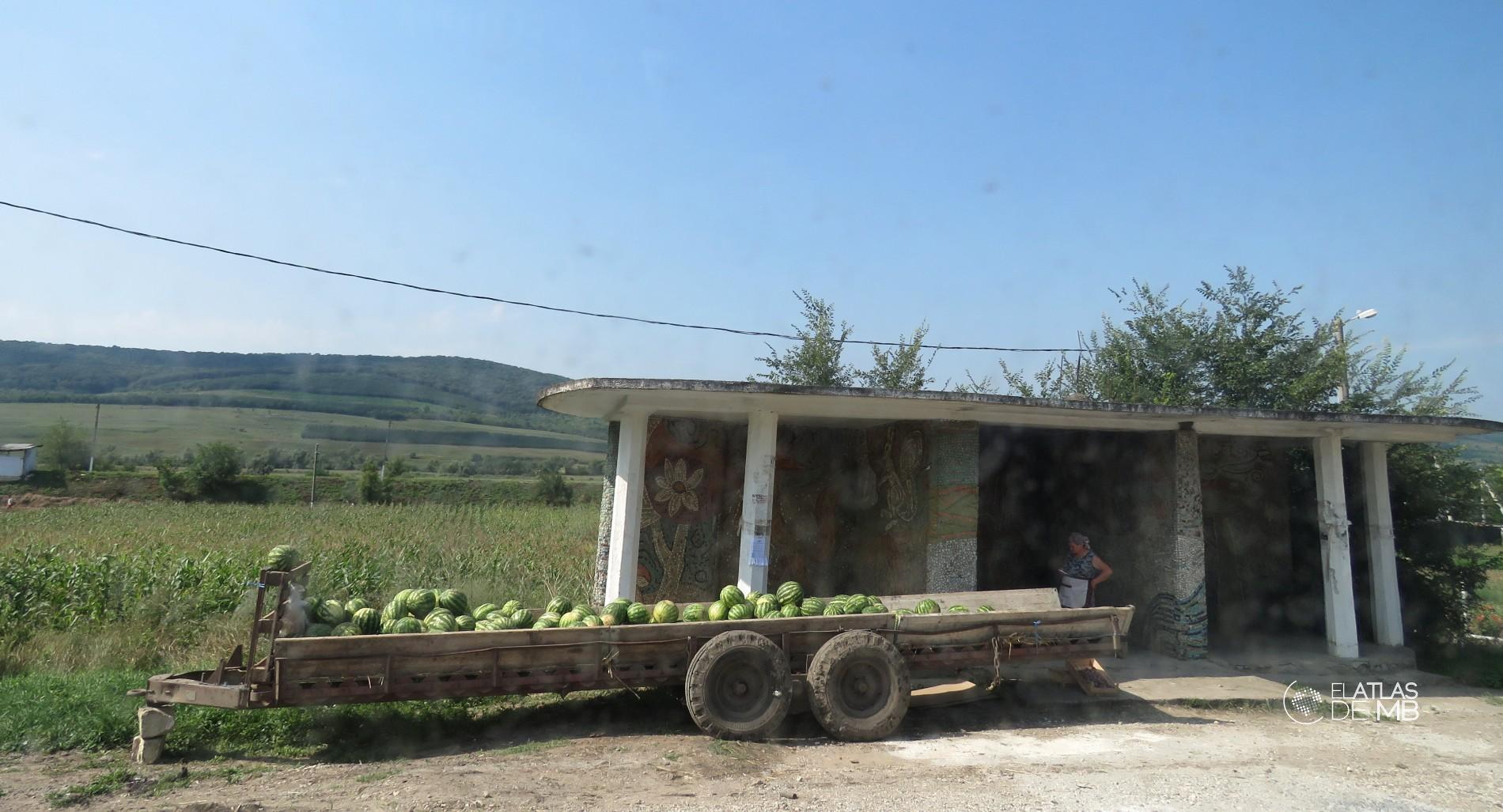 Puesto de sandías en una parada de autobús rural en Moldavia