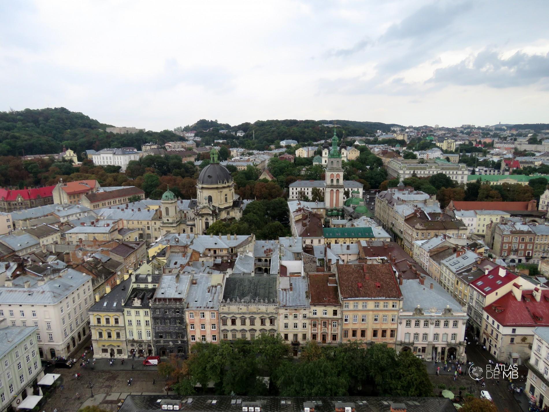 Vista de Lviv desde la torre del ayuntamiento